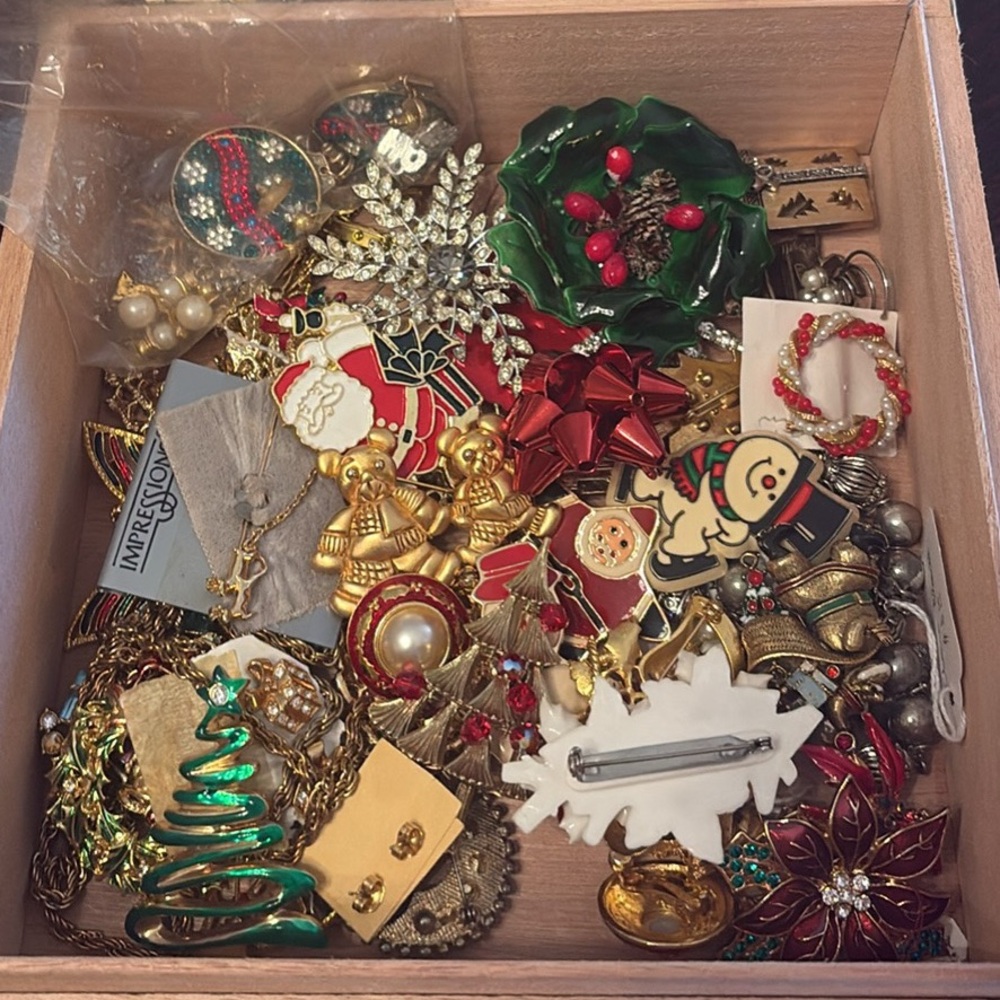 Christmas vintage jewelry lot